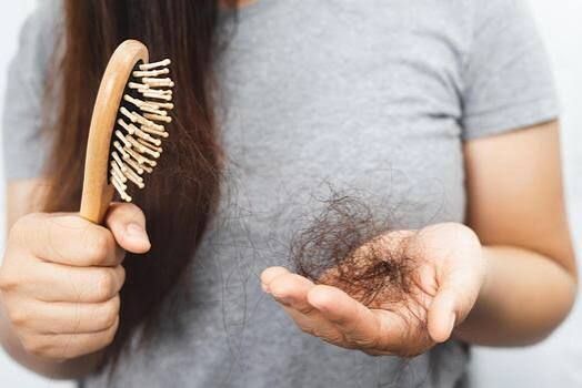 Chute de cheveux — Clinic Capillaire Maison Aglaïa Bayonne